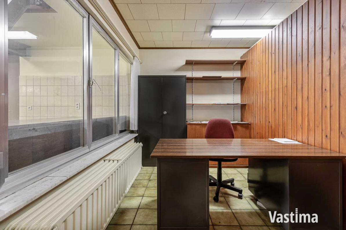 Immo Vastima - Commercieel Te koop Aalst - Handelszaak met ruime werk- en opslagplaats in Aalsterse winkelstraat