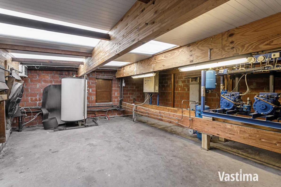 Immo Vastima - Commercieel Te koop Aalst - Handelszaak met ruime werk- en opslagplaats in Aalsterse winkelstraat
