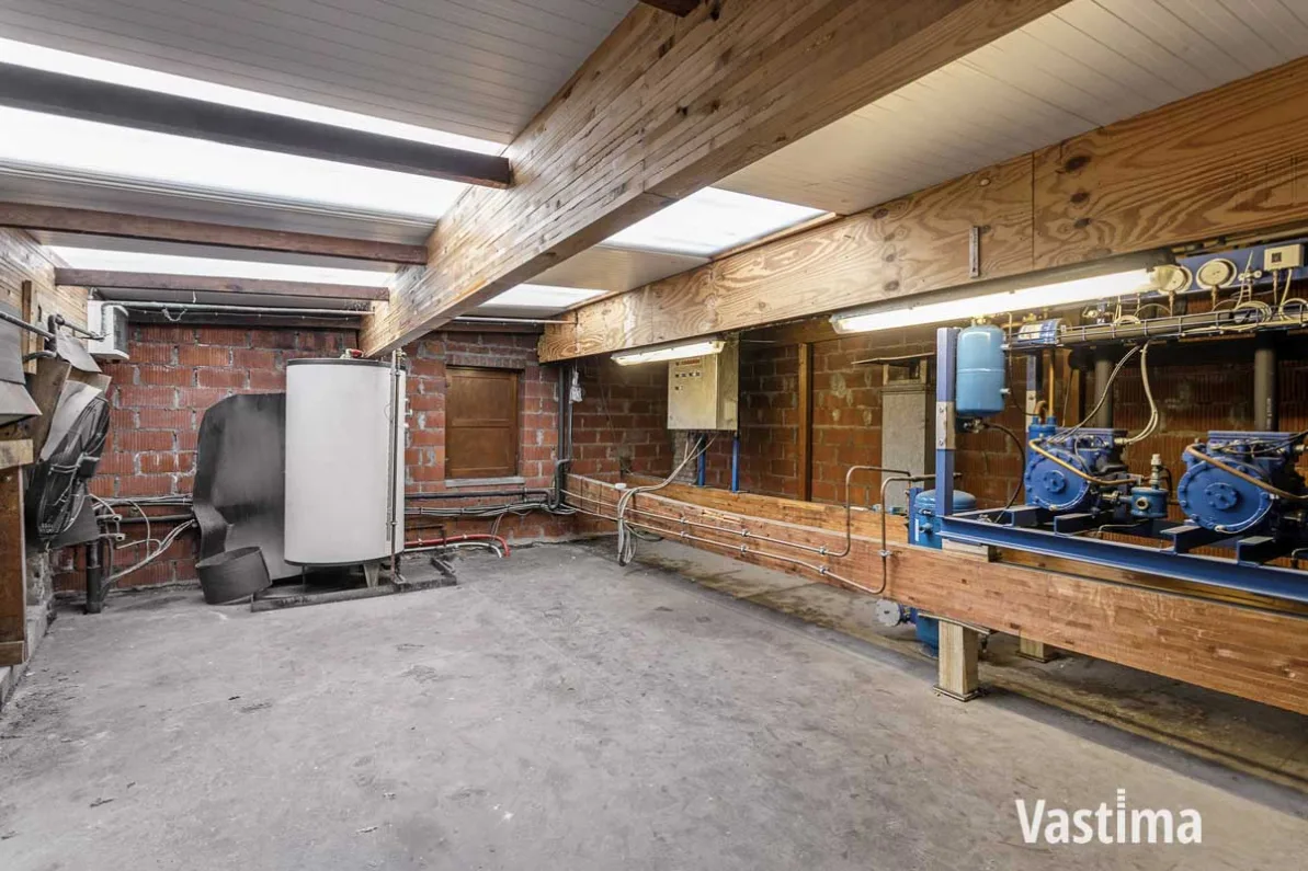 Immo Vastima - Commercieel Te koop Aalst - Handelszaak met ruime werk- en opslagplaats in Aalsterse winkelstraat