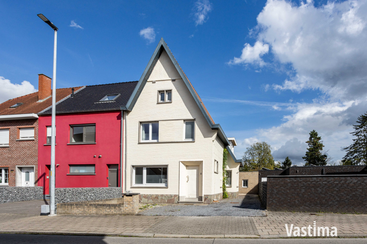 Immo Vastima - Huis Te koop Erembodegem - Halfopen woning met prachtige tuin en ruimte om te groeien