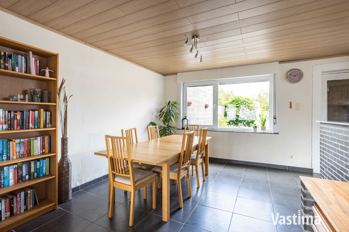 Immo Vastima - Huis Te koop Erembodegem - Halfopen woning met prachtige tuin en ruimte om te groeien