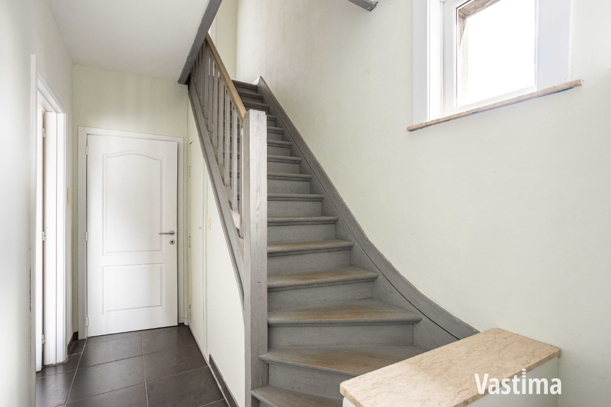 Immo Vastima - Huis Te koop Erembodegem - Halfopen woning met prachtige tuin en ruimte om te groeien