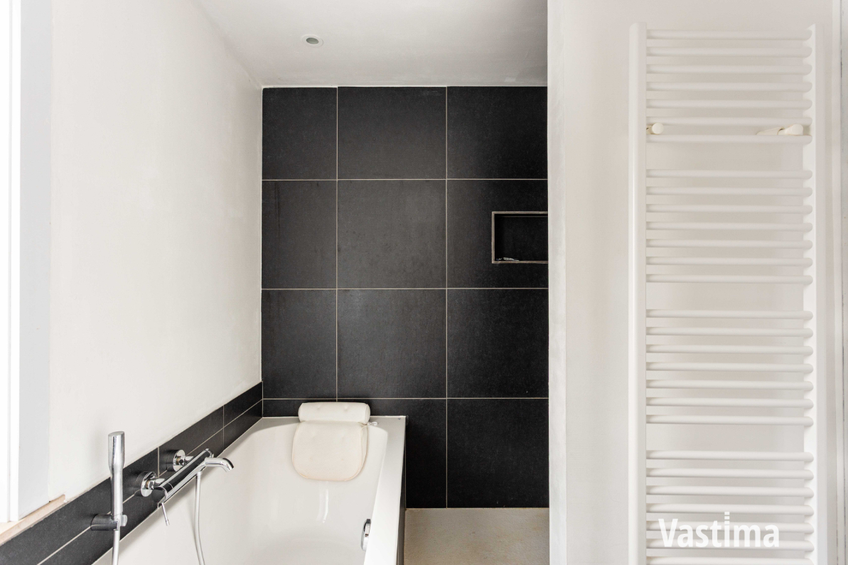 Immo Vastima - Huis Te koop Erembodegem - Halfopen woning met prachtige tuin en ruimte om te groeien