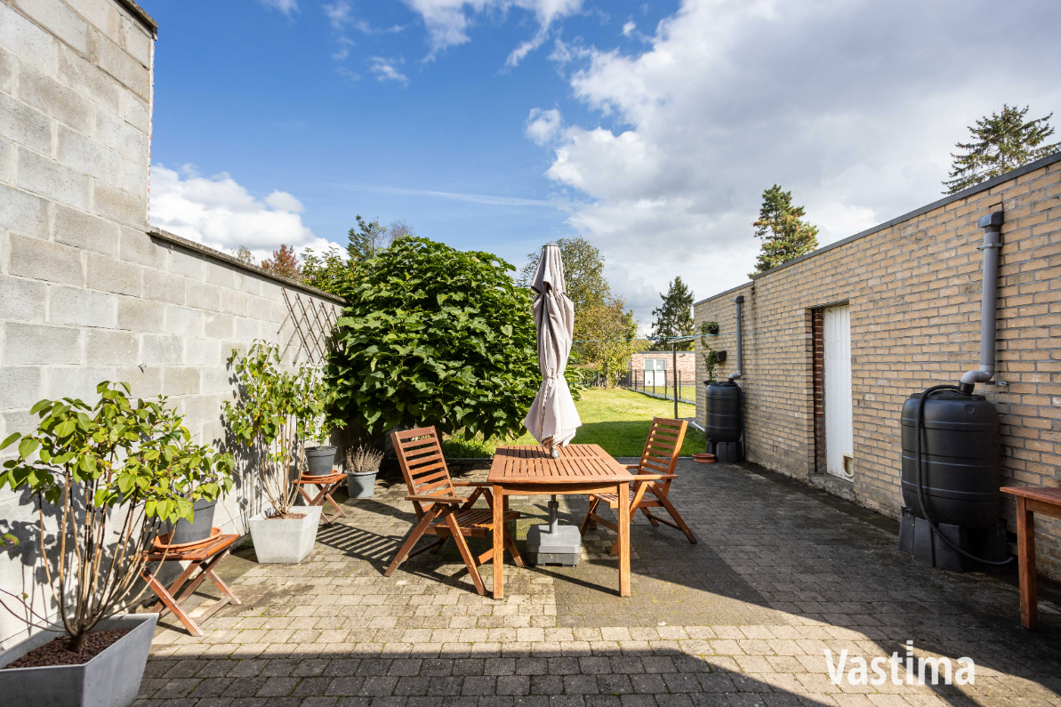 Immo Vastima - Huis Te koop Erembodegem - Halfopen woning met prachtige tuin en ruimte om te groeien