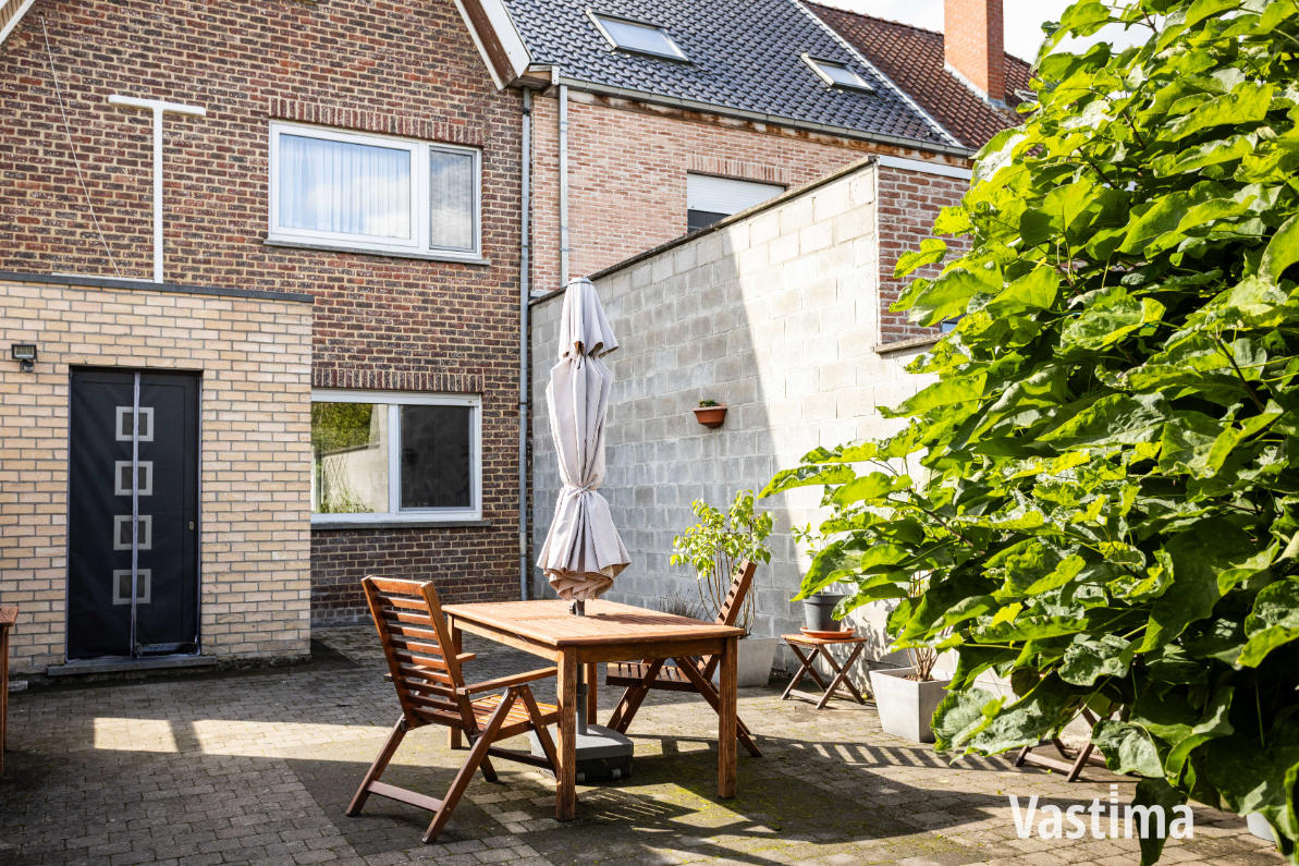 Immo Vastima - Huis Te koop Erembodegem - Halfopen woning met prachtige tuin en ruimte om te groeien