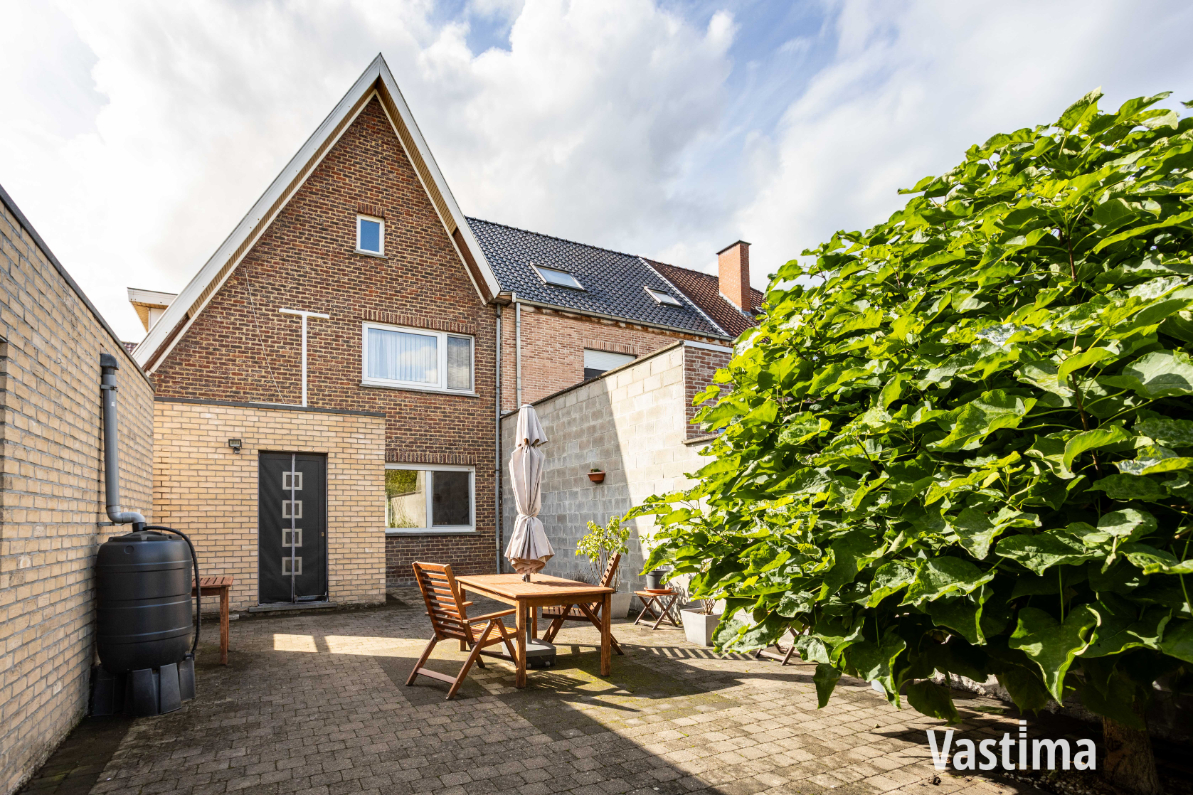 Immo Vastima - Huis Te koop Erembodegem - Halfopen woning met prachtige tuin en ruimte om te groeien