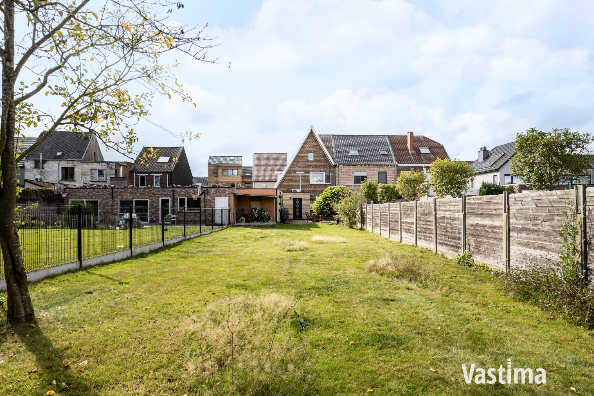 Immo Vastima - Huis Te koop Erembodegem - Halfopen woning met prachtige tuin en ruimte om te groeien