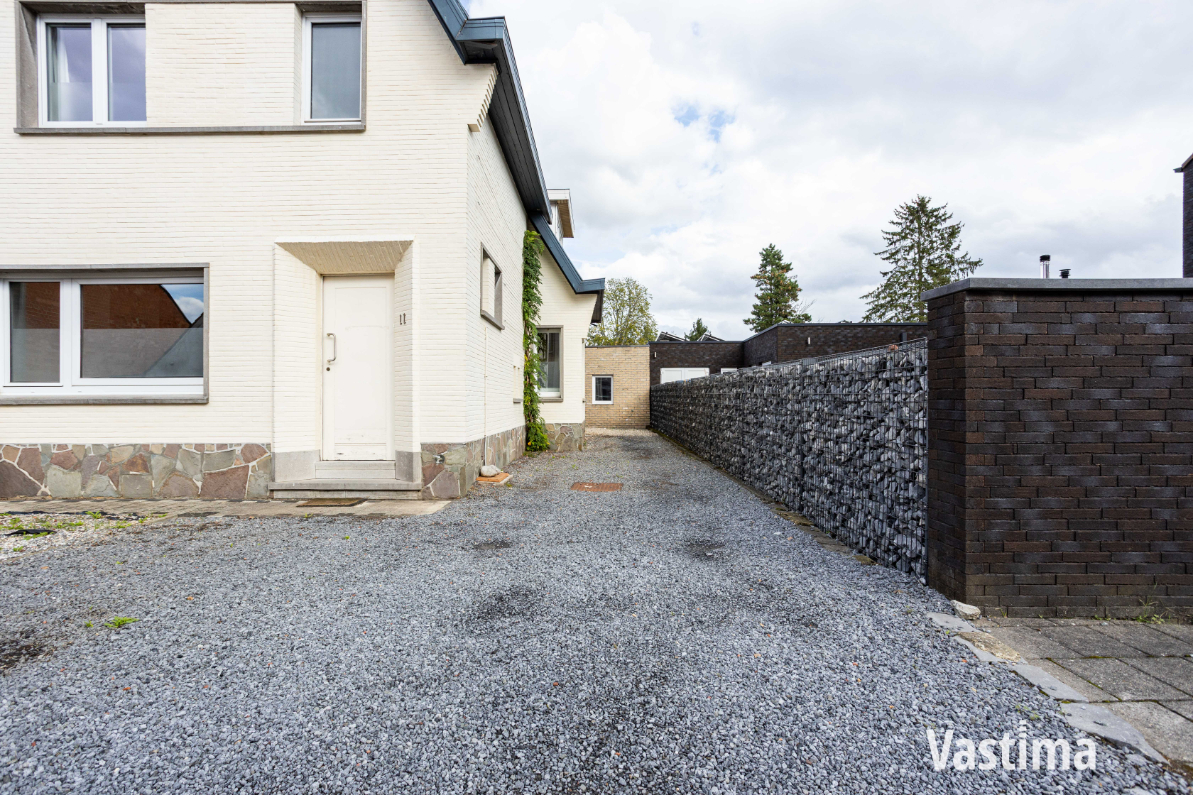 Immo Vastima - Huis Te koop Erembodegem - Halfopen woning met prachtige tuin en ruimte om te groeien