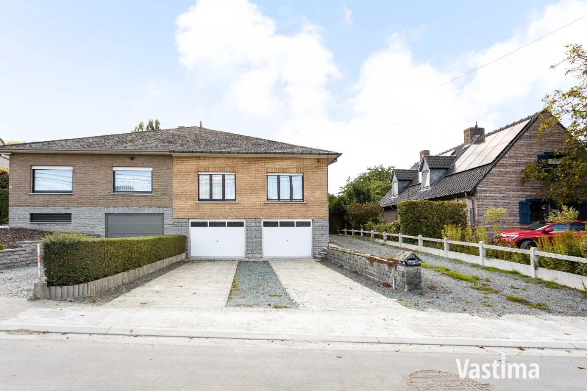 Immo Vastima - Huis Te koop Heldergem - Rustig gelegen halfopen woning met dubbele garage en veel potentieel