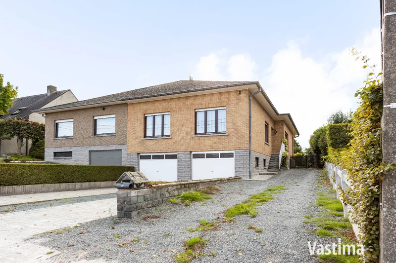 Immo Vastima - Huis Te koop Heldergem - Rustig gelegen halfopen woning met dubbele garage en veel potentieel