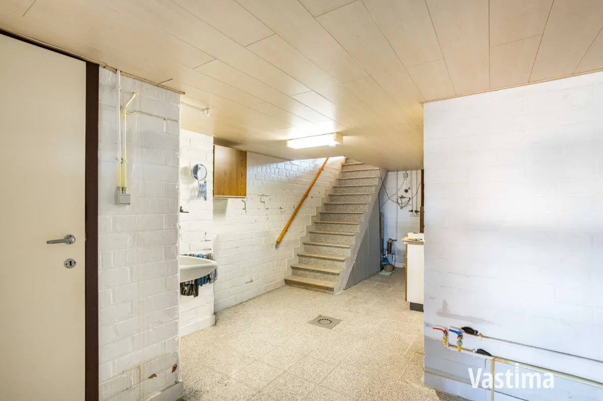 Immo Vastima - Huis Te koop Heldergem - Rustig gelegen halfopen woning met dubbele garage en veel potentieel