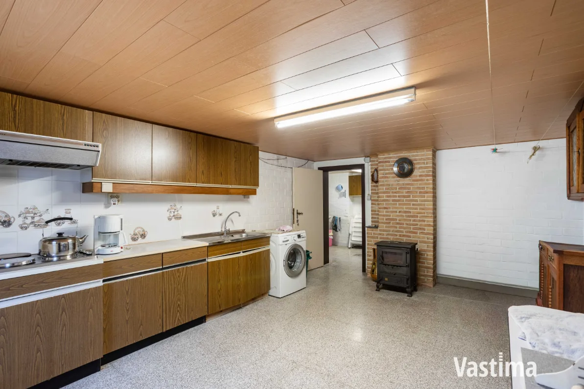 Immo Vastima - Huis Te koop Heldergem - Rustig gelegen halfopen woning met dubbele garage en veel potentieel
