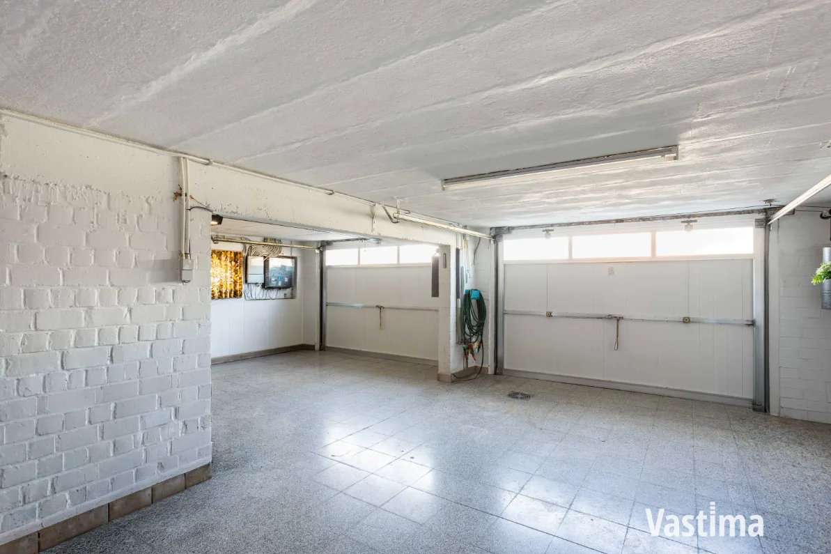 Immo Vastima - Huis Te koop Heldergem - Rustig gelegen halfopen woning met dubbele garage en veel potentieel
