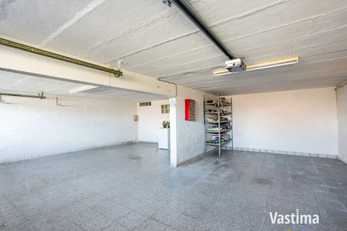 Immo Vastima - Huis Te koop Heldergem - Rustig gelegen halfopen woning met dubbele garage en veel potentieel