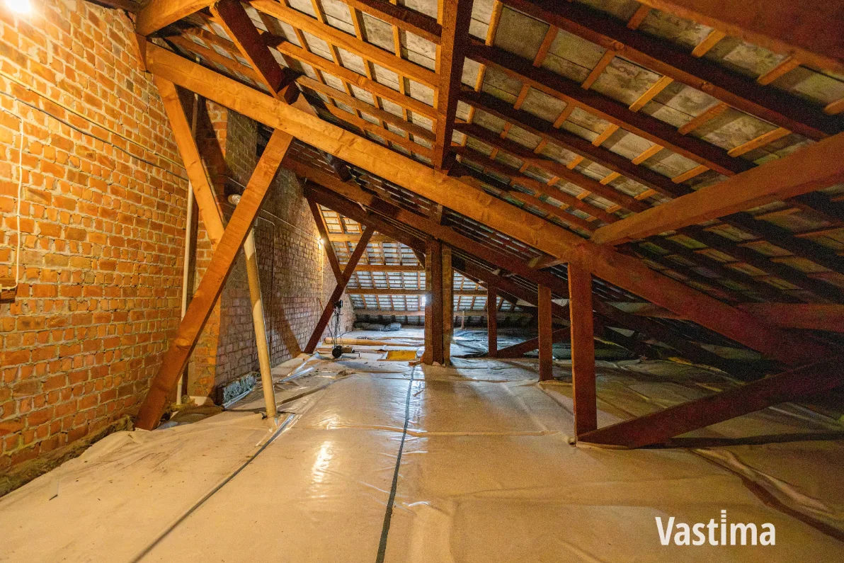 Immo Vastima - Huis Te koop Heldergem - Rustig gelegen halfopen woning met dubbele garage en veel potentieel
