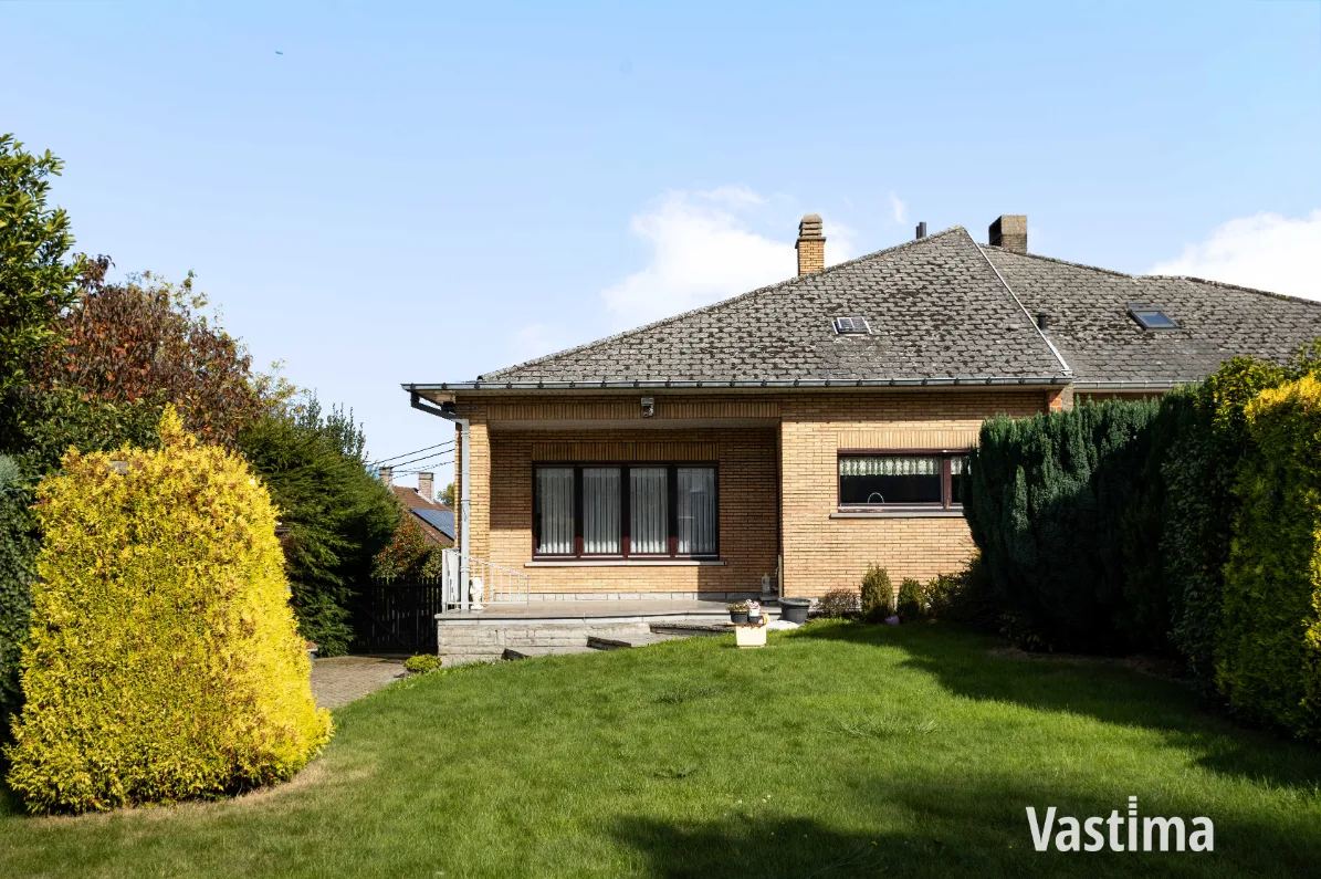 Immo Vastima - Huis Te koop Heldergem - Rustig gelegen halfopen woning met dubbele garage en veel potentieel