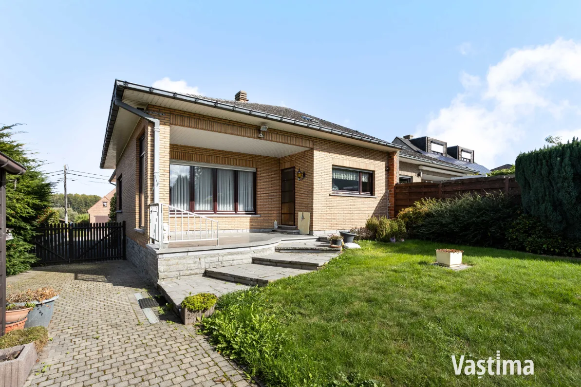 Immo Vastima - Huis Te koop Heldergem - Rustig gelegen halfopen woning met dubbele garage en veel potentieel
