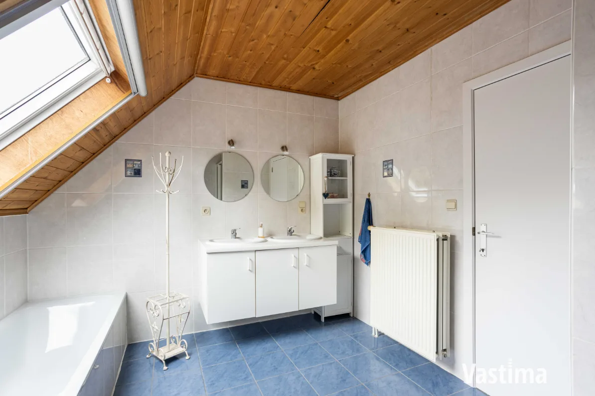 Immo Vastima - Huis Te koop Nieuwerkerken - Ruime en instapklare villa met 4 slaapkamers en dubbele garage in doodlopende straat