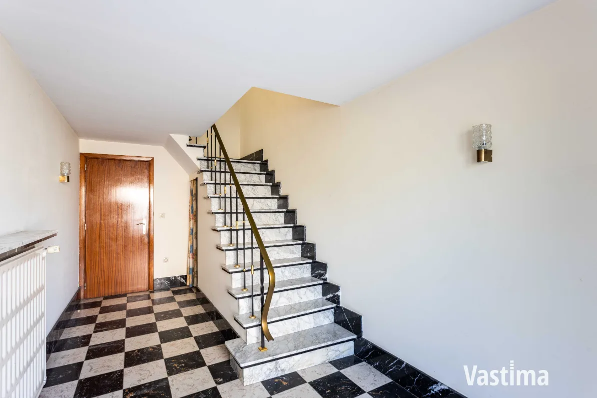 Immo Vastima - Huis Te koop Lebbeke - Woning met 3 slaapkamers, garage en ruime tuin