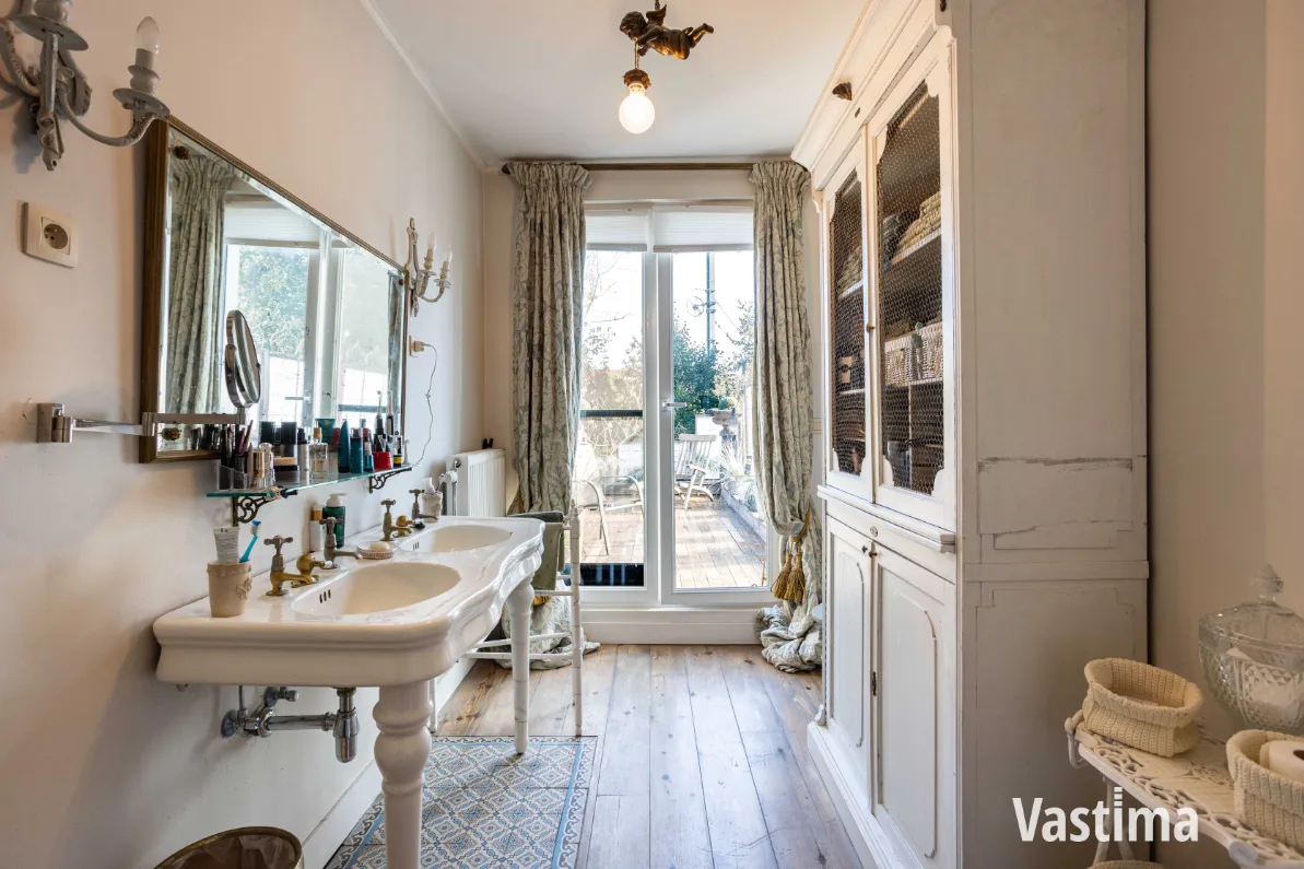 Immo Vastima - Huis Te koop Aalst - Karaktervol herenhuis met zuiderse binnentuin en verrassend veel mogelijkheden